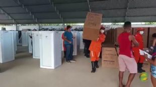 Emoção em Itamaraju: Famílias recebem geladeiras, fogões e botijões de gás.